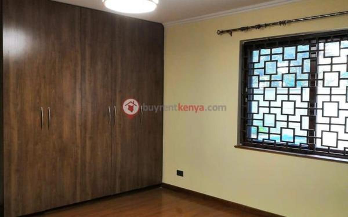 5 Bed Townhouse with En Suite at Lavington - 16