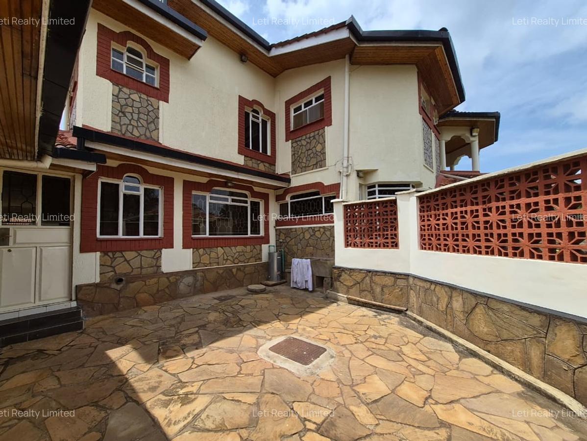5 Bed House with En Suite in Runda - 2