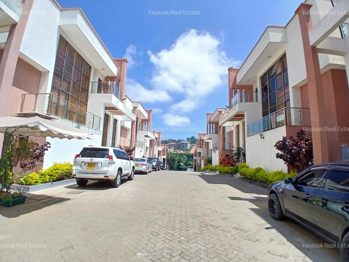 5 Bed Townhouse with En Suite at Lavington - 1