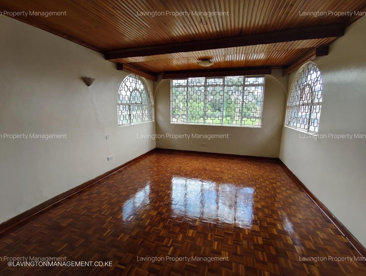 5 Bed House with En Suite at Lavington Green - 10