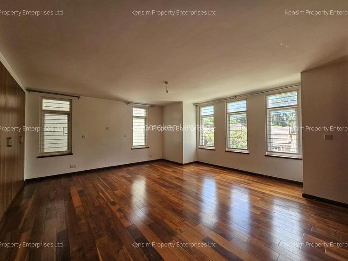 5 Bed Townhouse with En Suite in Lavington - 3