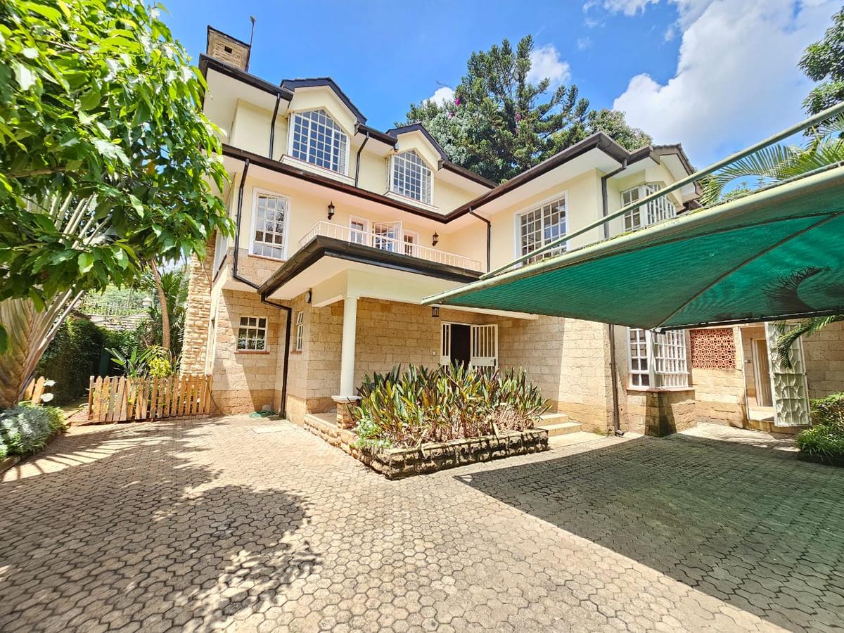 5 Bed House with En Suite in Lavington - 1