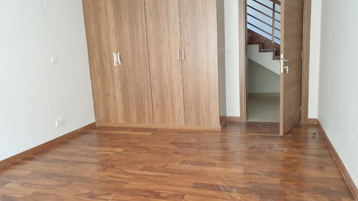 5 Bed Townhouse with En Suite in Lavington - 4