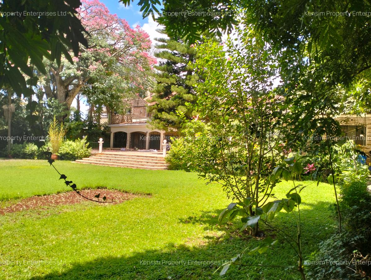 6 Bed House with En Suite in Lavington - 6