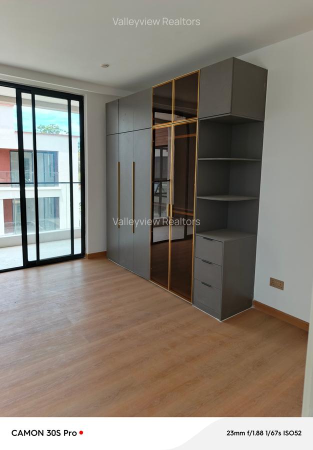 5 Bed Townhouse with En Suite at Lavington - 15