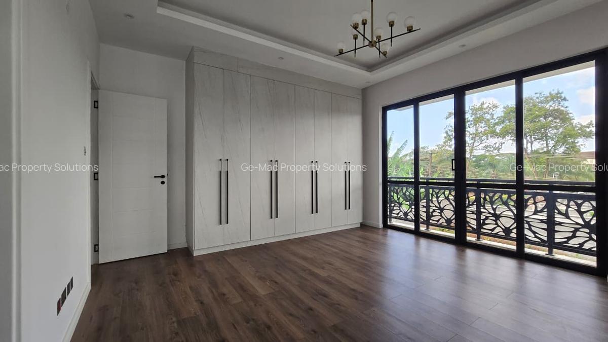 5 Bed House with En Suite in Lavington - 9