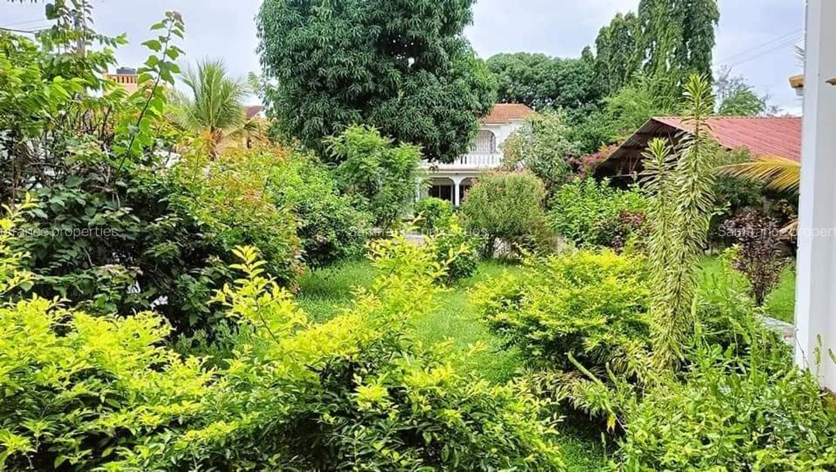 4 Bed Villa with En Suite at Links Road - 2