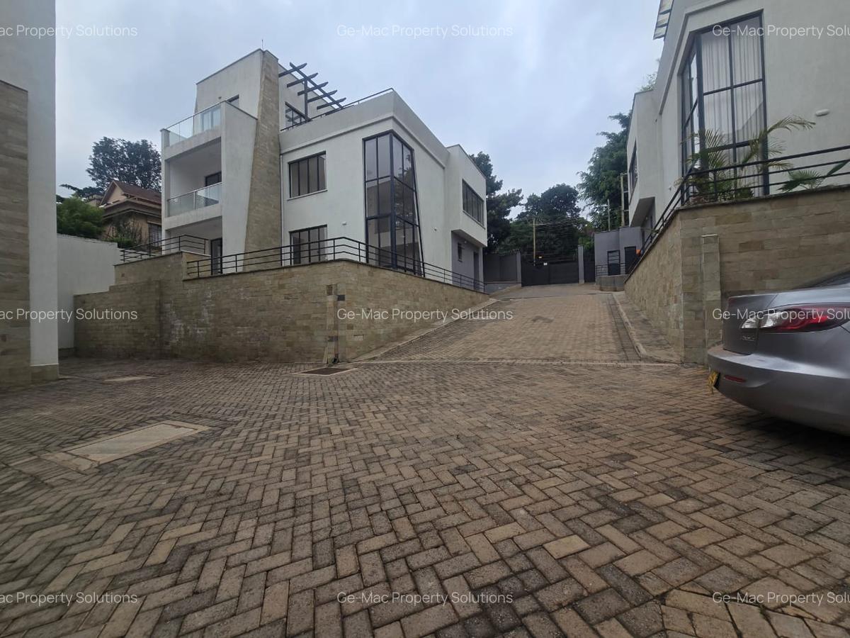 5 Bed House with En Suite in Lavington - 20