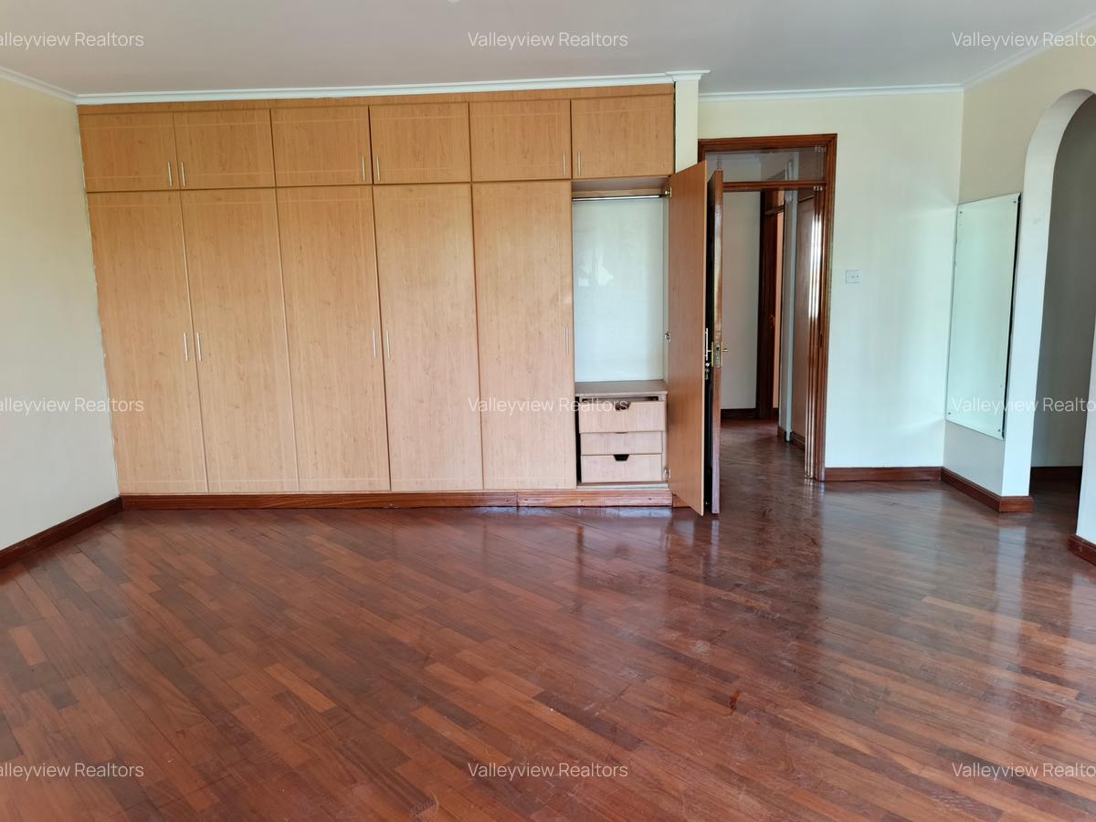 4 Bed Townhouse with En Suite at Lavington - 17