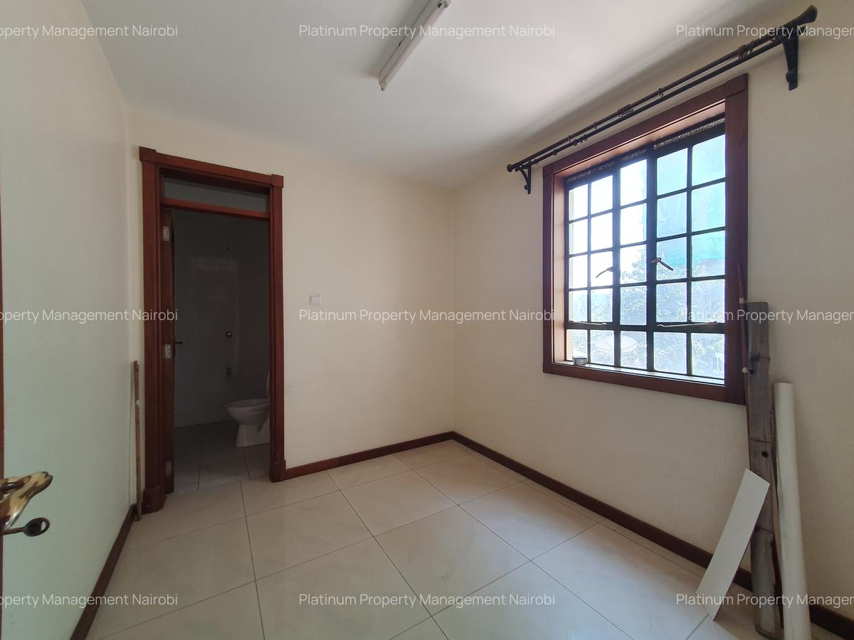 4 Bed Apartment with En Suite in Parklands - 18