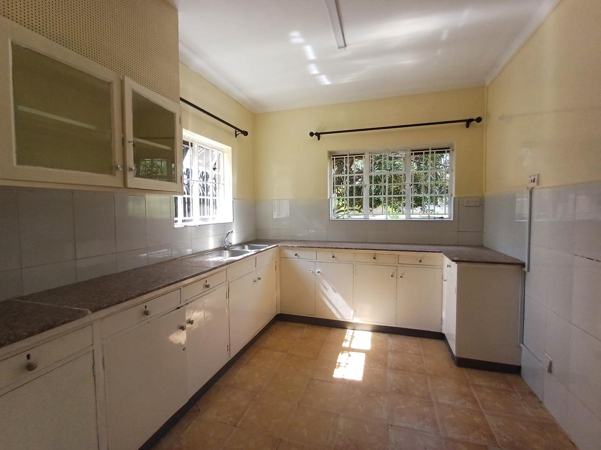 4 Bed House with En Suite in Lavington - 7