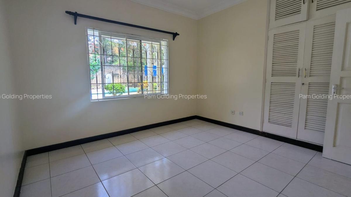 4 Bed House with Swimming Pool at Links Road - 9