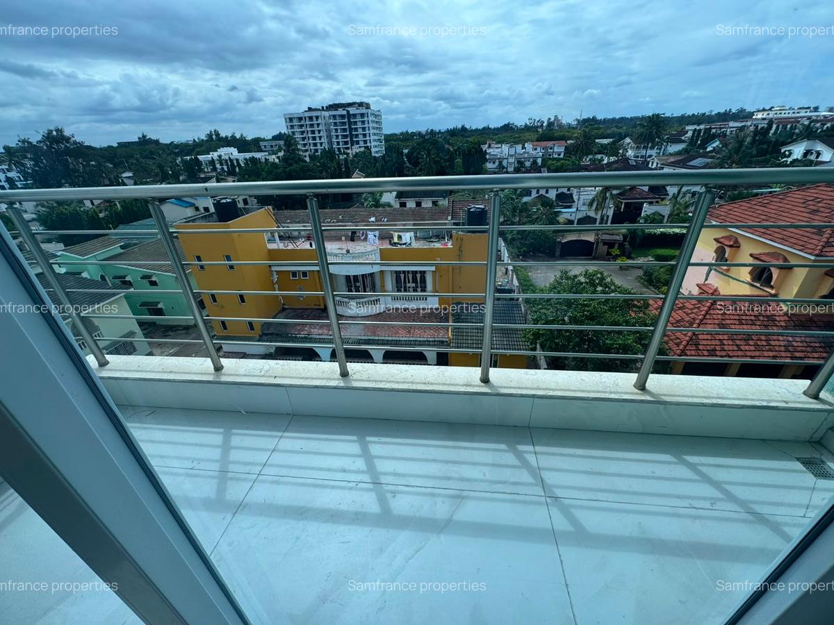 Serviced 2 Bed Apartment with En Suite at Links Road - 9