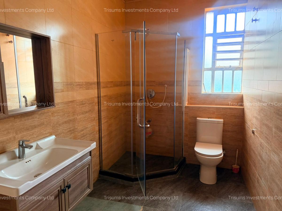5 Bed House with En Suite in Runda - 12