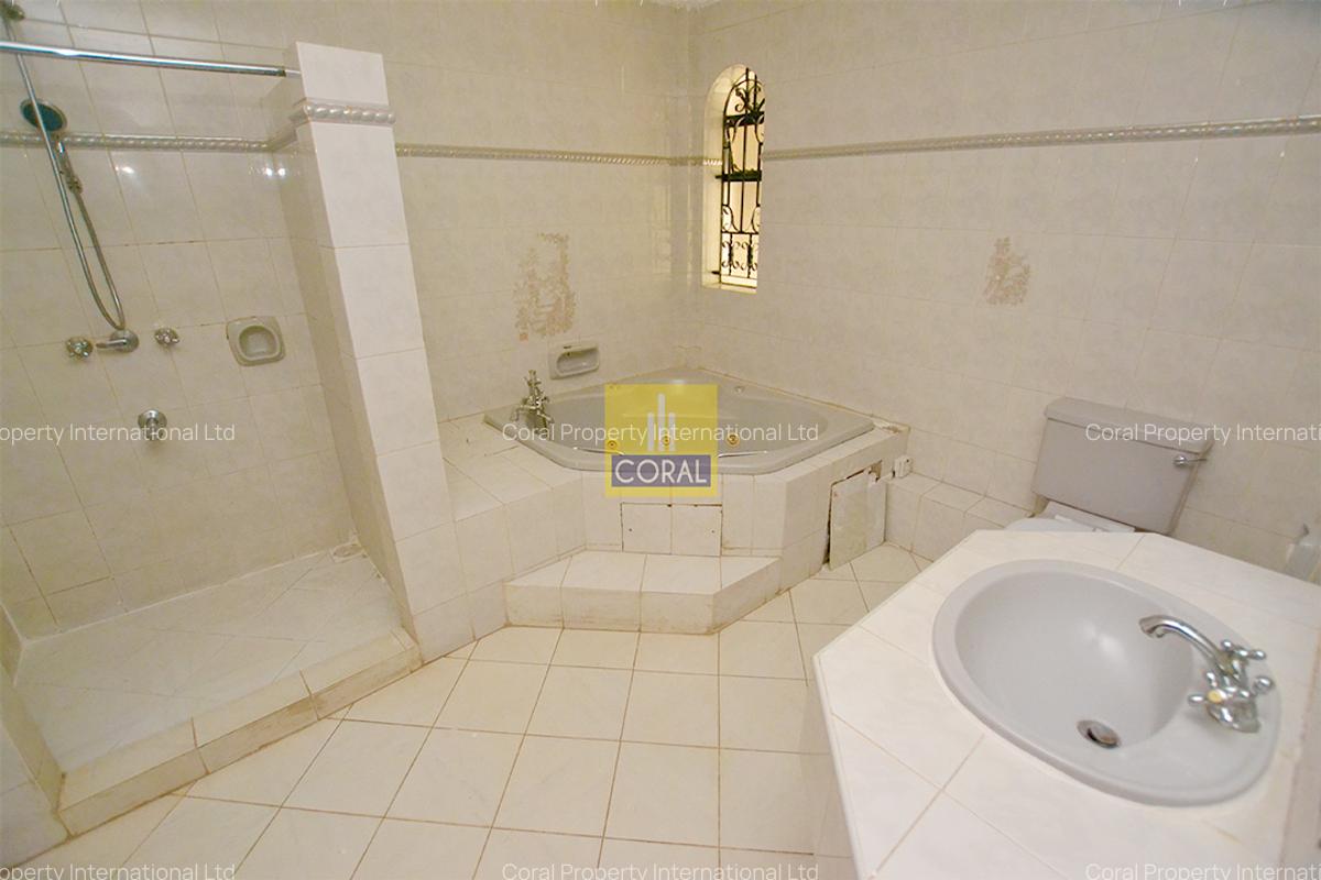 5 Bed Villa with En Suite in Riverside - 19