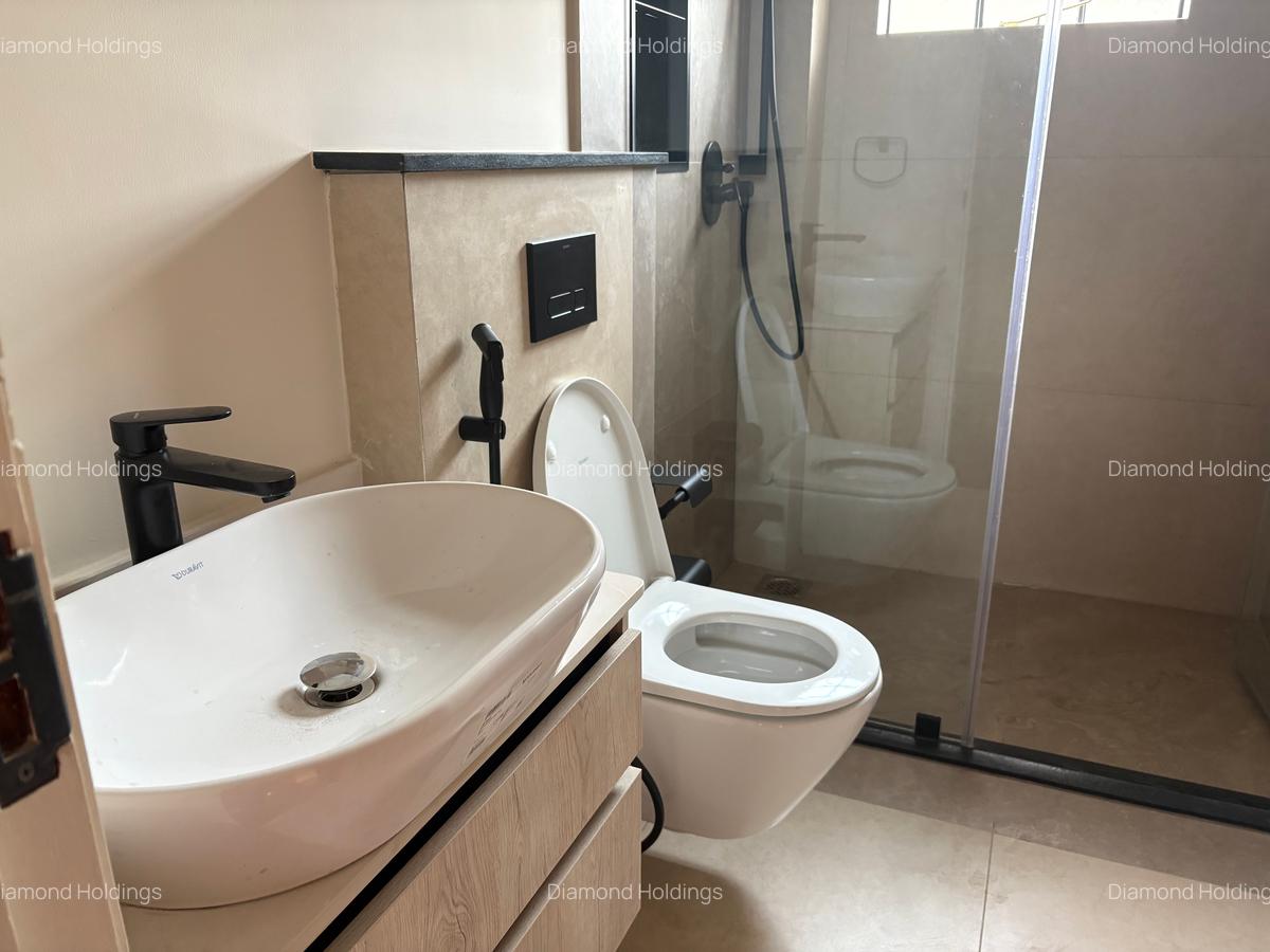 4 Bed Townhouse with En Suite in General Mathenge - 9