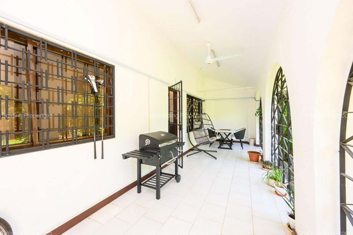 6 Bed House with En Suite at Greenwood Drive - 6