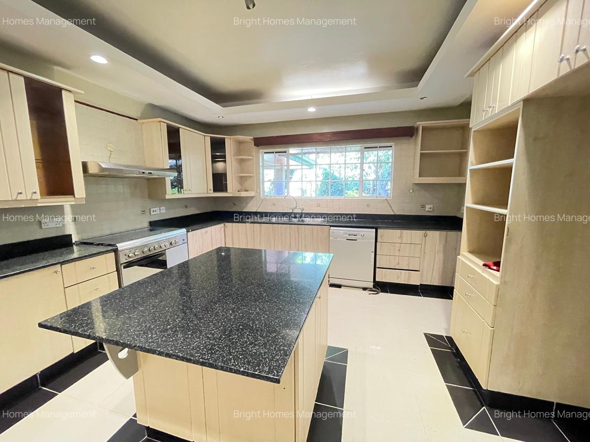 5 Bed Villa with En Suite in Spring Valley - 6