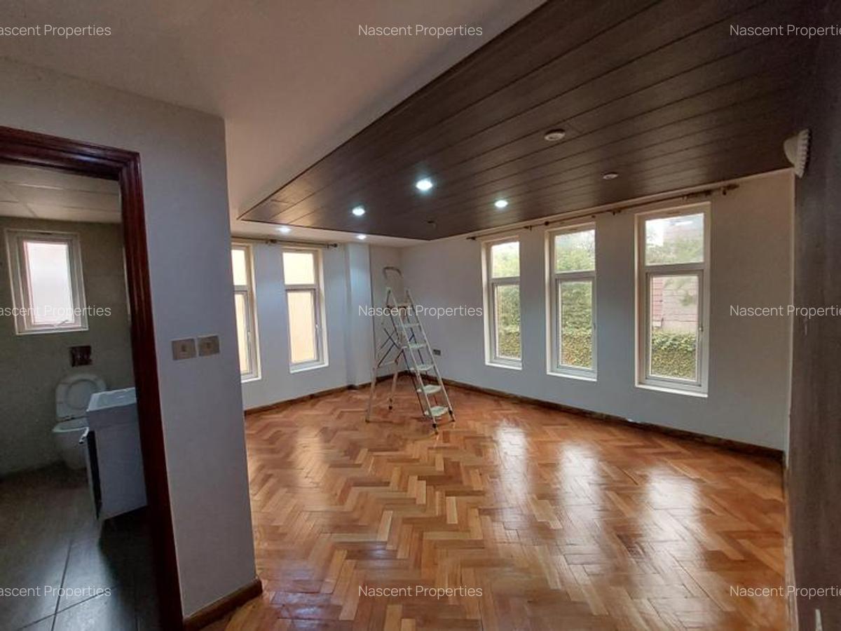 5 Bed Villa with En Suite in Lavington - 14