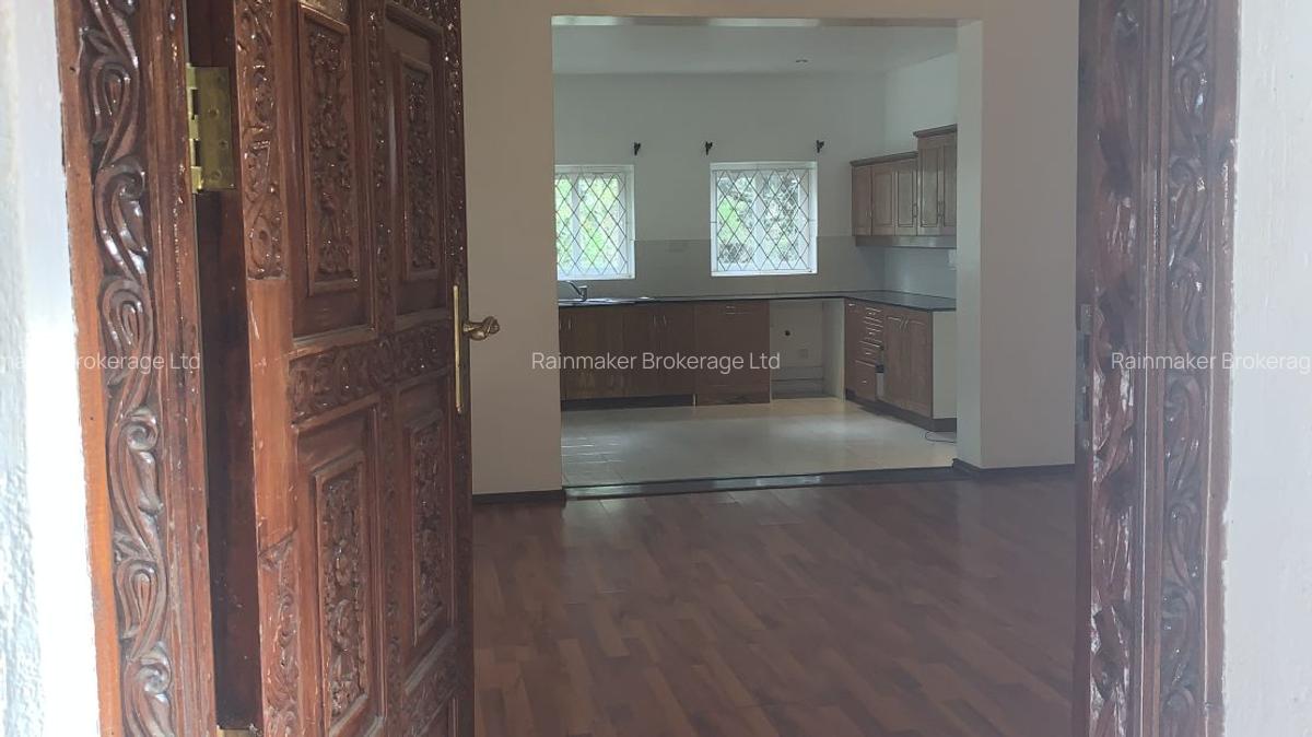 6 Bed House with En Suite in Spring Valley - 5