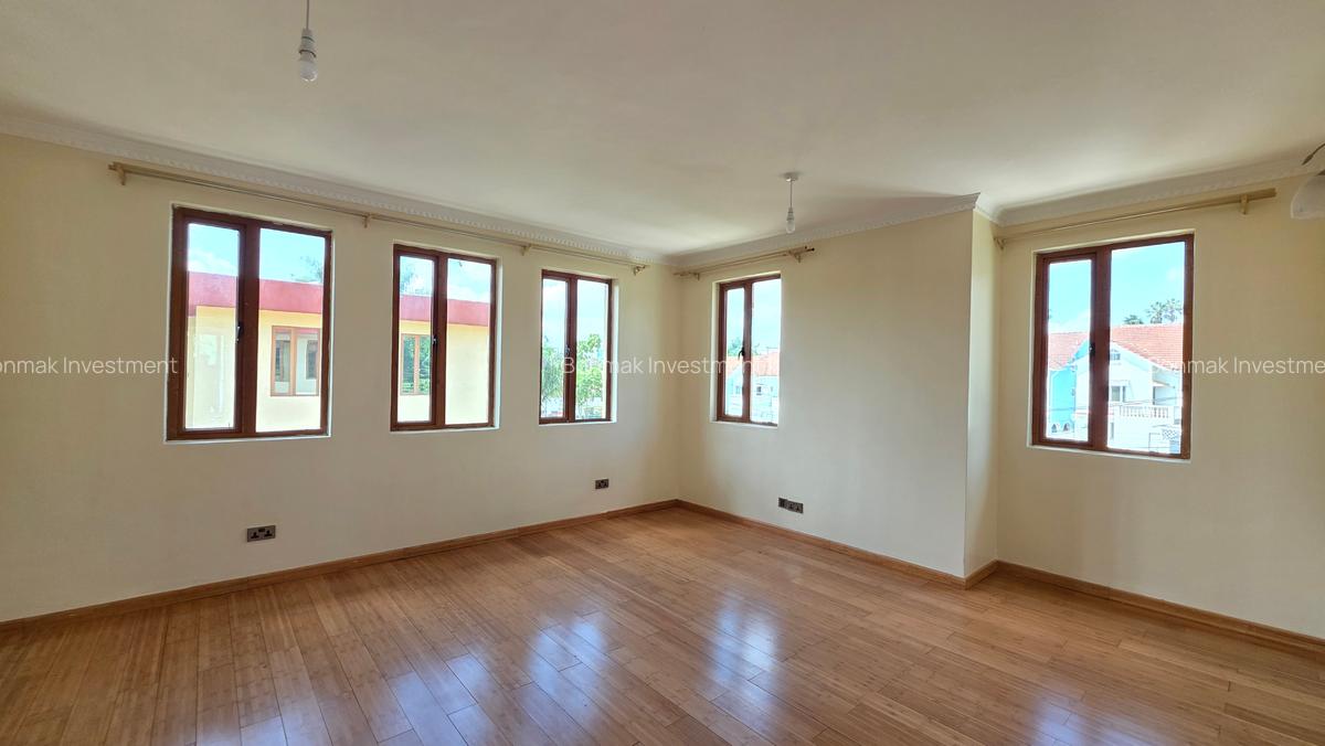 5 Bed Townhouse with En Suite at Lavington Green - 14