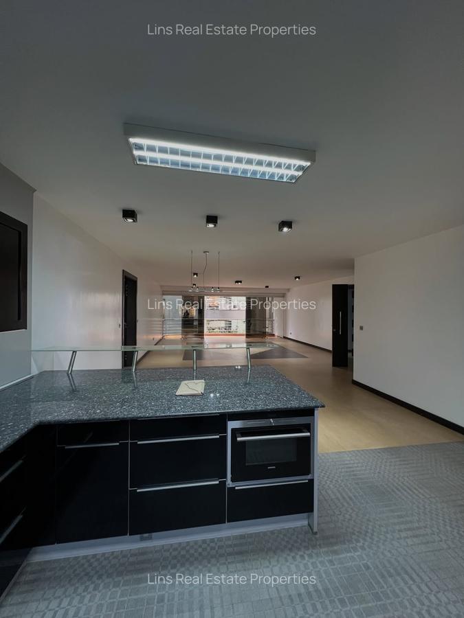3 Bed Apartment with En Suite in Riverside - 11
