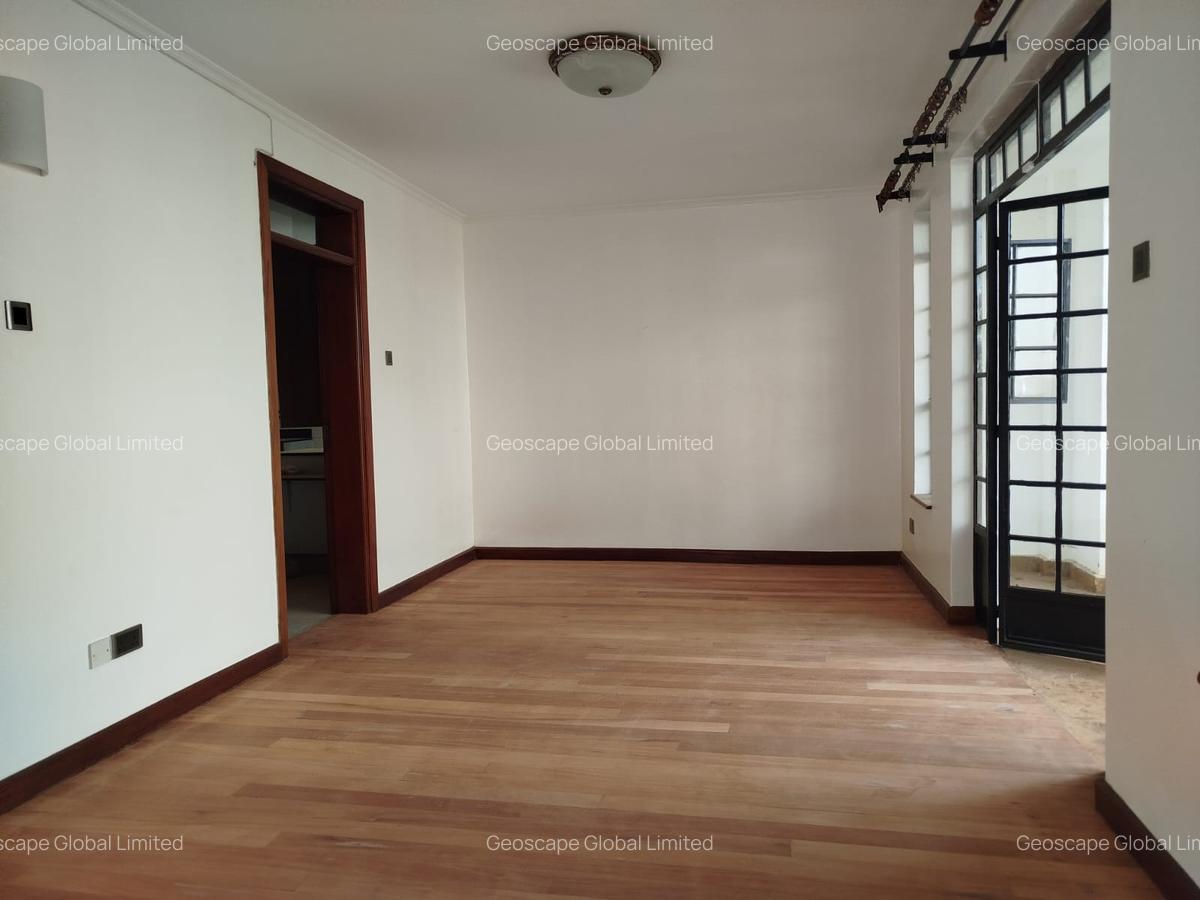 5 Bed House with En Suite in Lavington - 11
