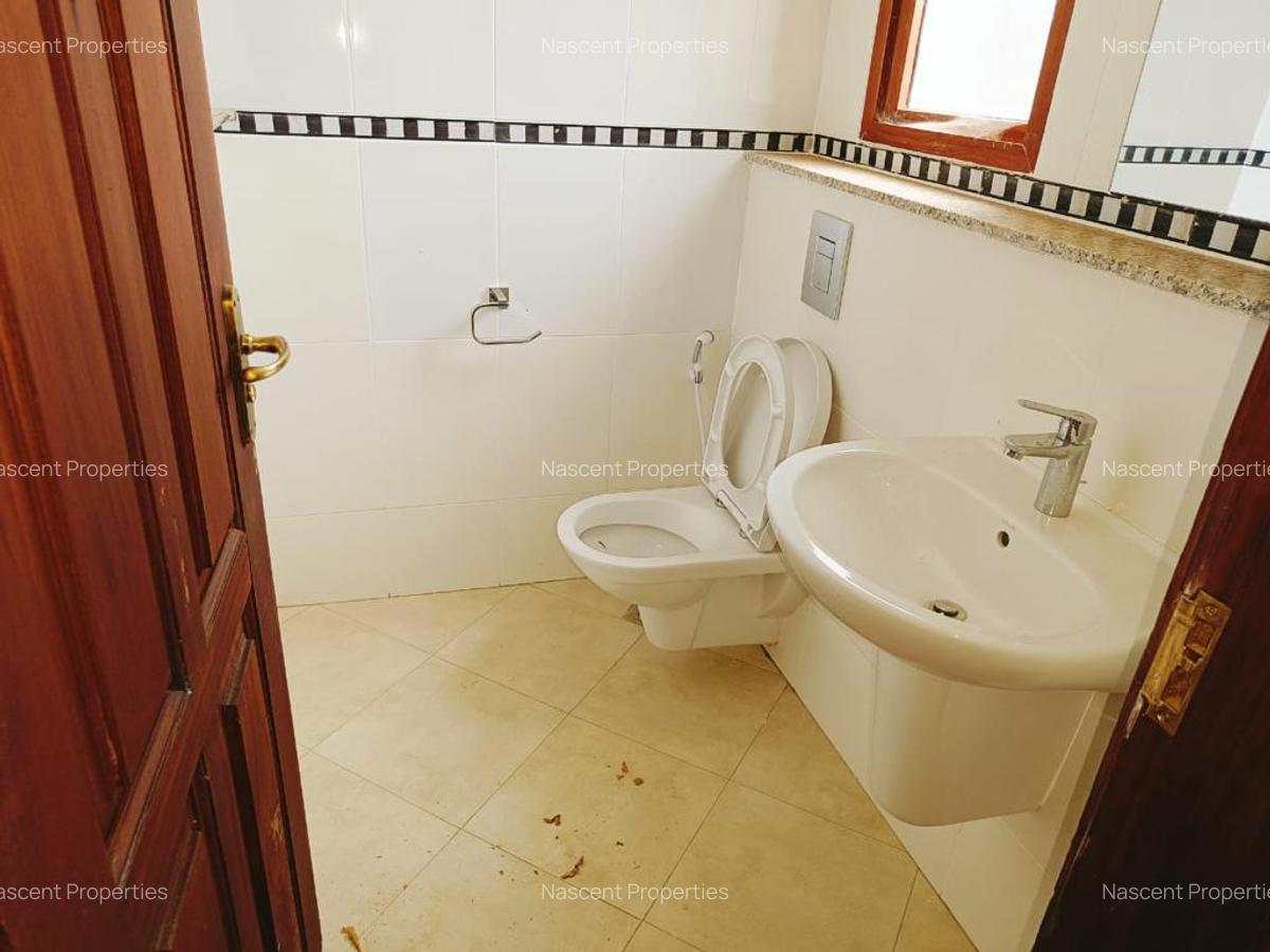 5 Bed Villa with En Suite in Spring Valley - 5
