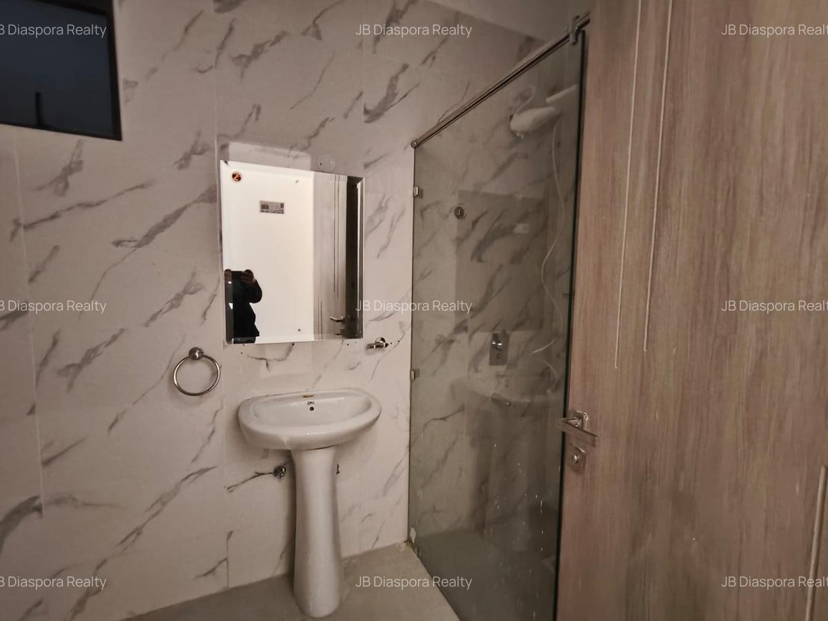 4 Bed Apartment with Swimming Pool at City Park - 12