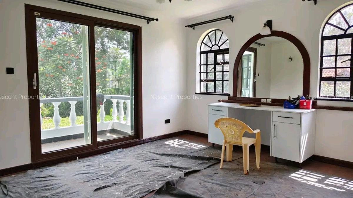 5 Bed House with En Suite in Ridgeways - 10