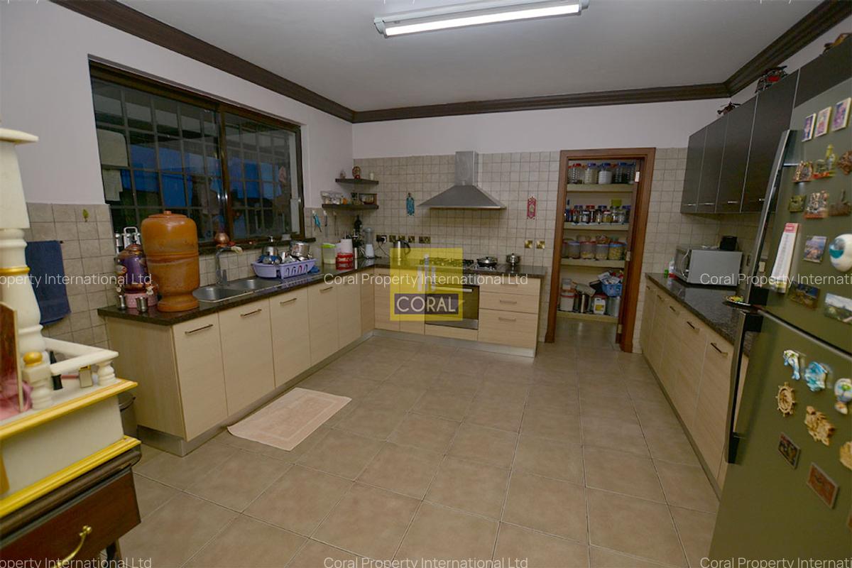 3 Bed Apartment with Lift in Parklands - 5