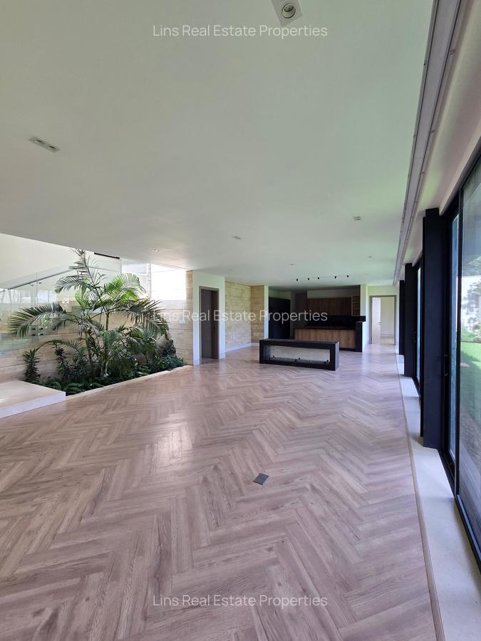 5 Bed Townhouse with En Suite in Brookside - 4