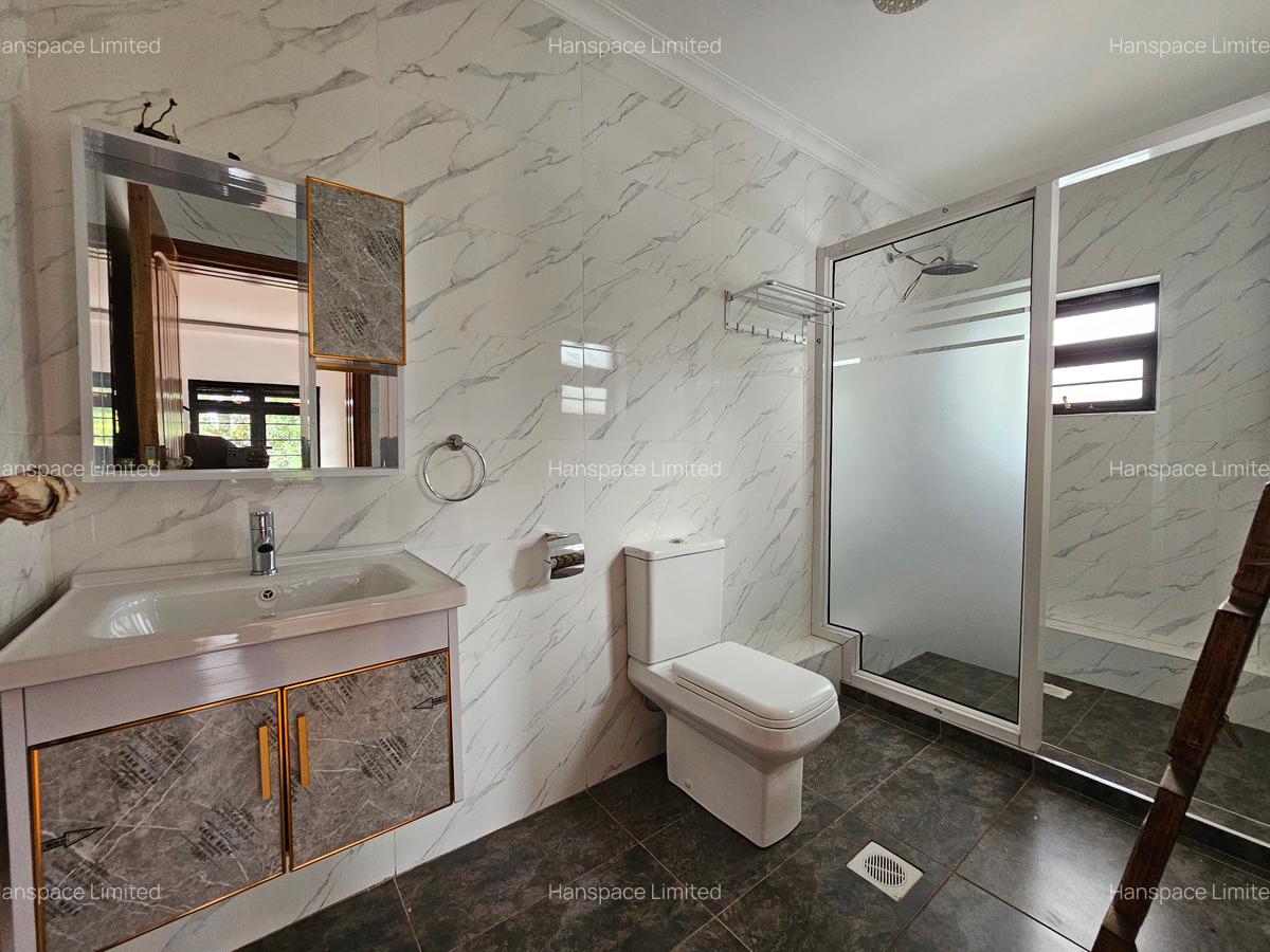 5 Bed Villa with En Suite in Runda - 12