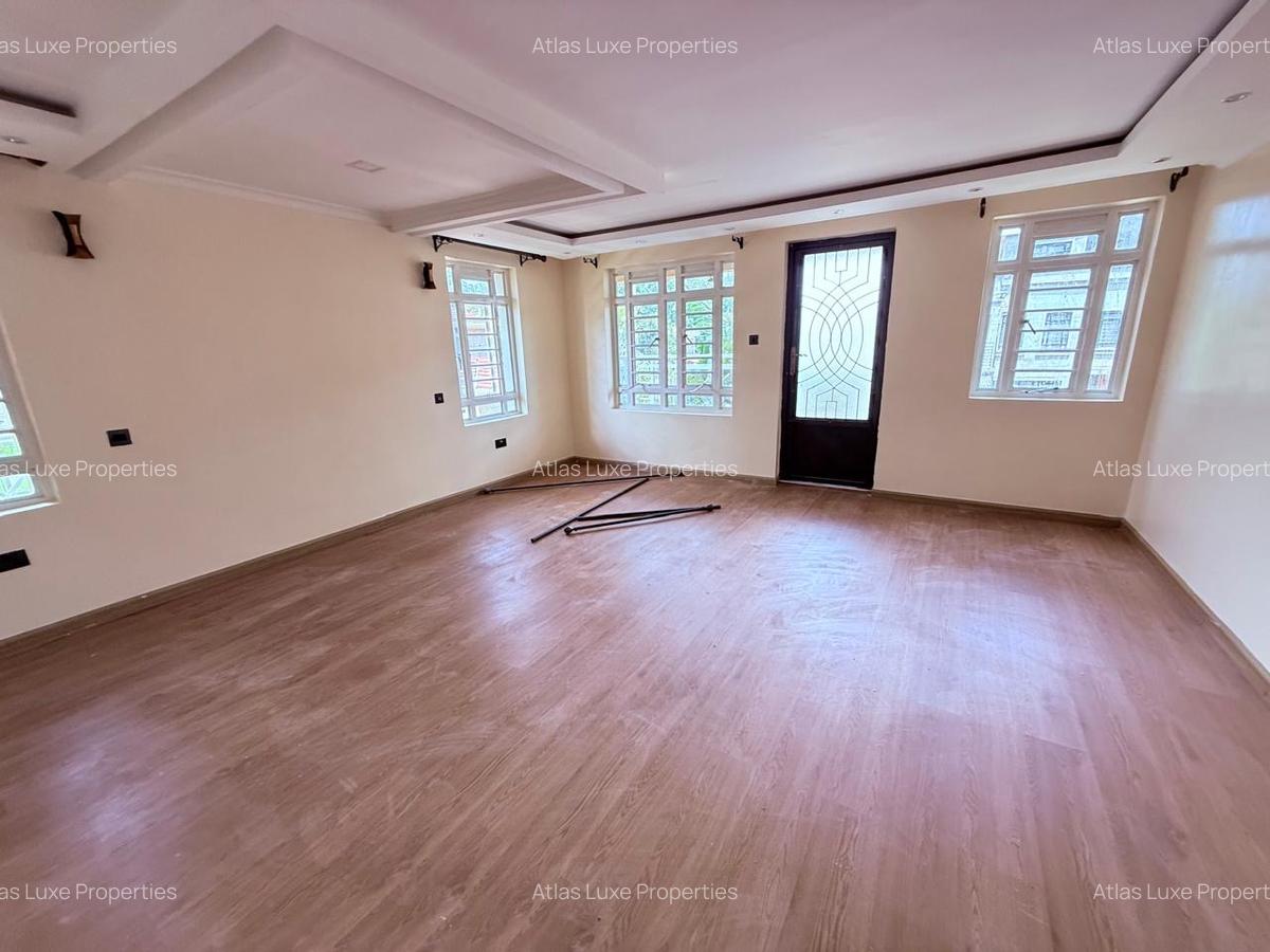 5 Bed Townhouse with En Suite in Ridgeways - 5