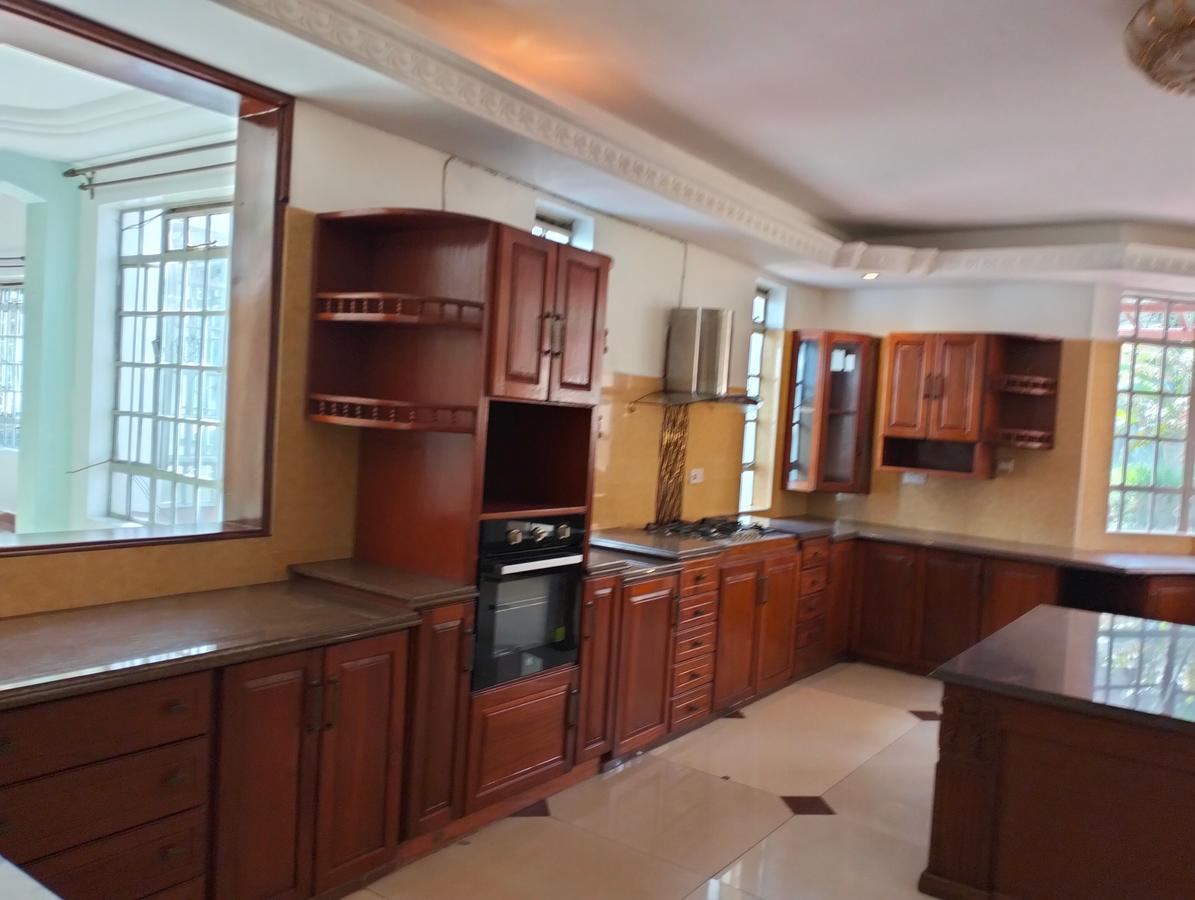 6 Bed House with En Suite in Nyari - 12