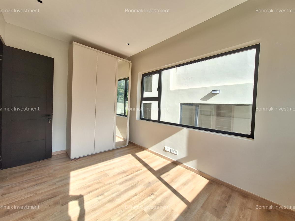 5 Bed Townhouse with En Suite at Lavington Green - 16