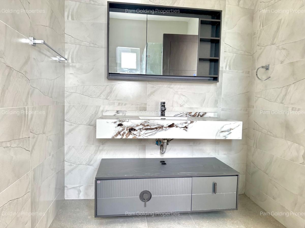 3 Bed Apartment with En Suite in Riverside - 16