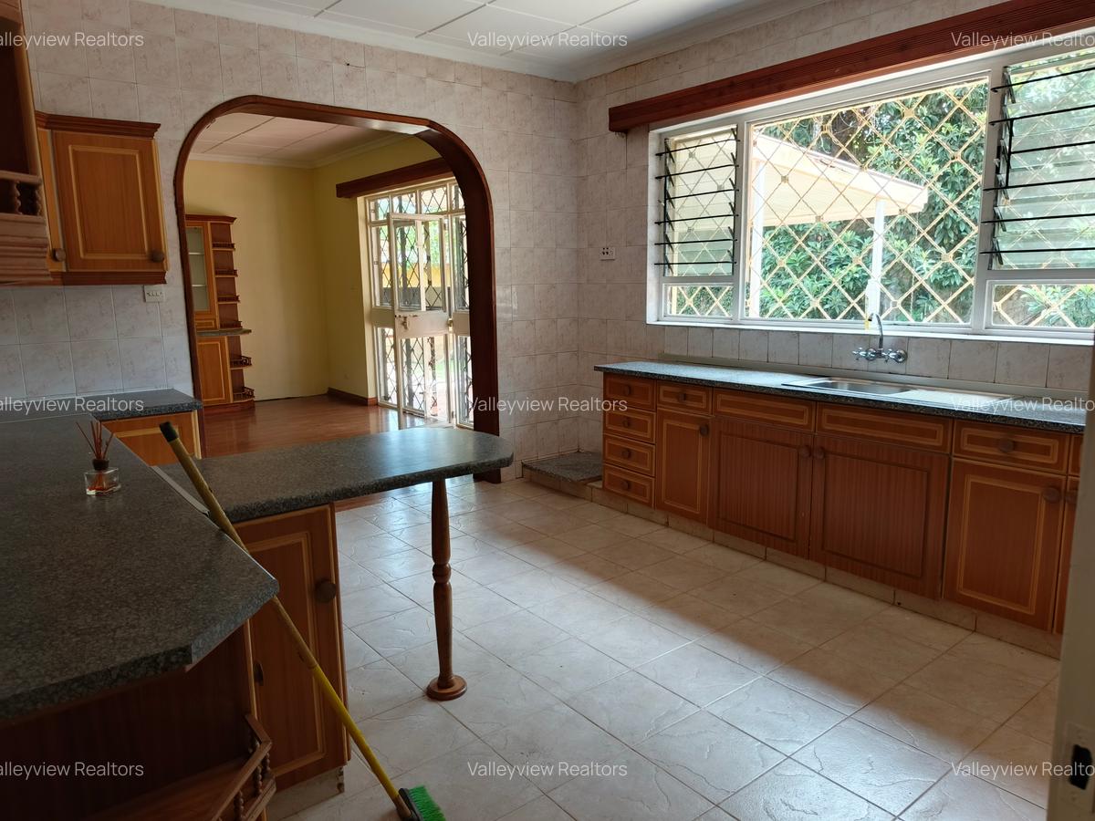 5 Bed House with En Suite at Lavington - 8