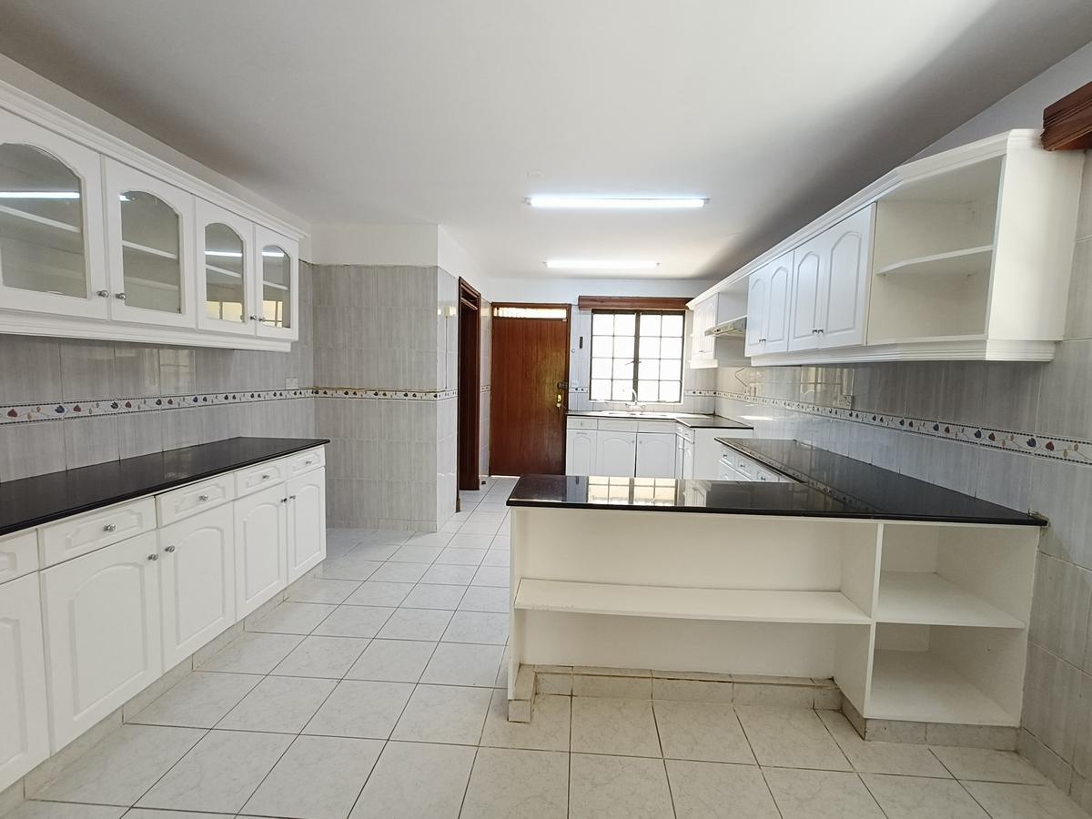 5 Bed Townhouse with En Suite in Spring Valley - 5