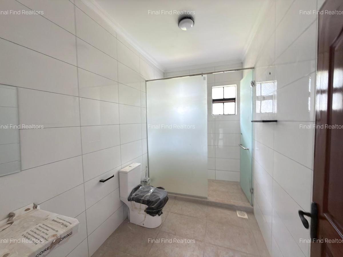 5 Bed House with Swimming Pool in Windsor - 15