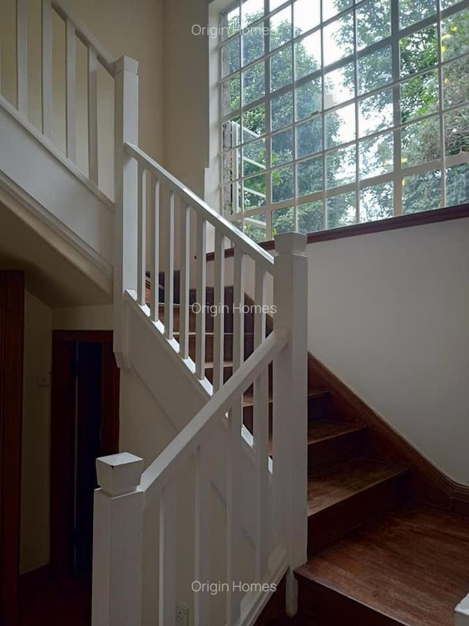 5 Bed House with En Suite in Ridgeways - 16