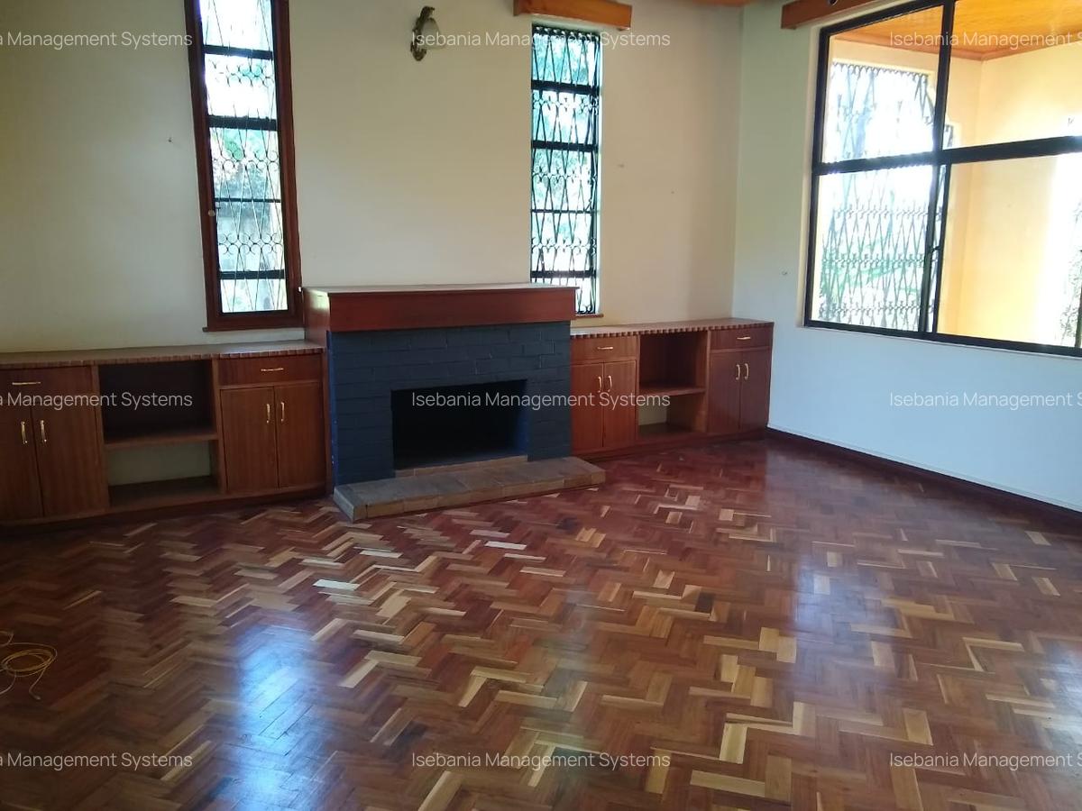 4 Bed House with En Suite at - 6