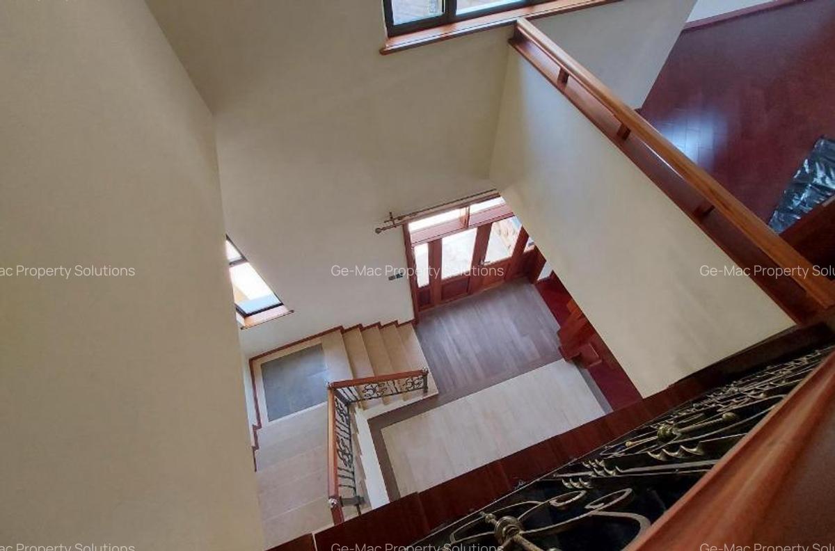 5 Bed House with En Suite in Lavington - 17