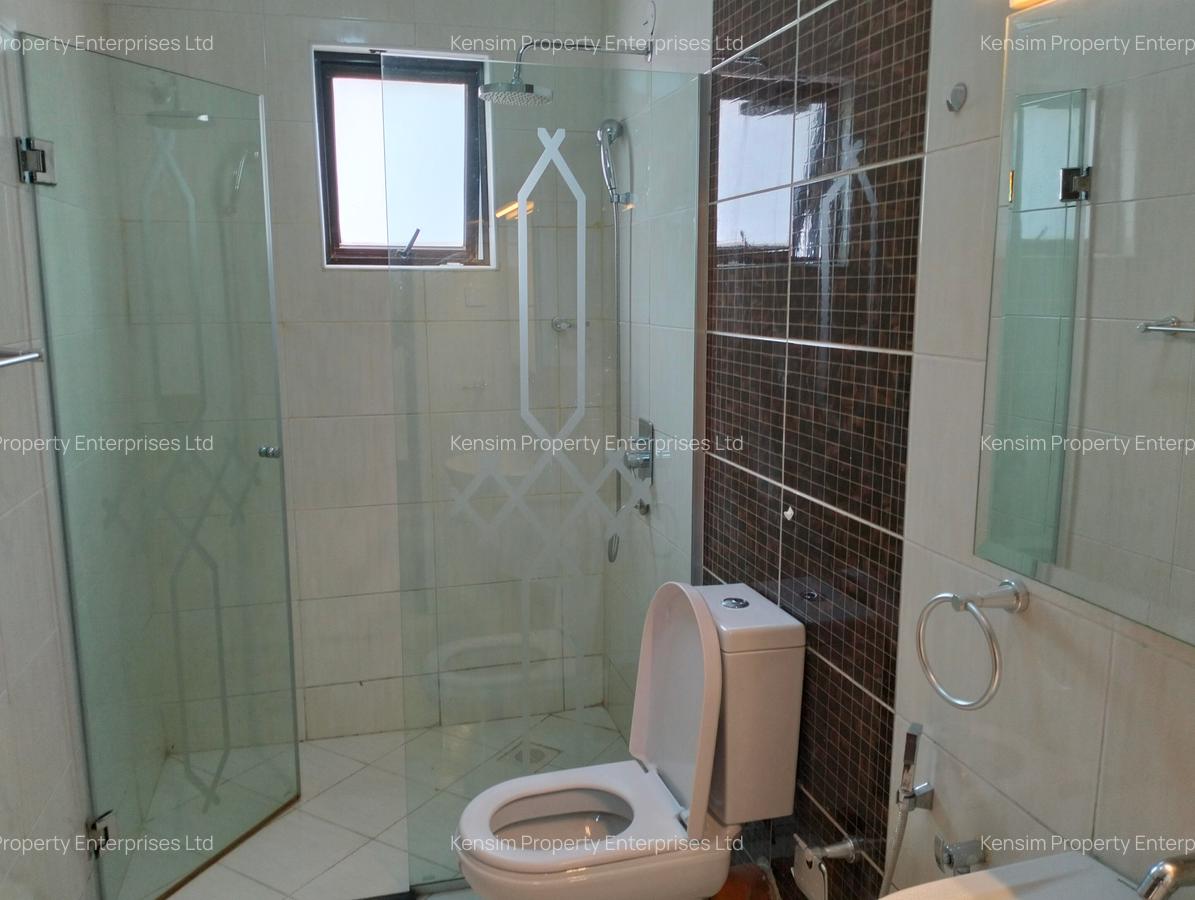 5 Bed Townhouse with En Suite in Brookside - 12