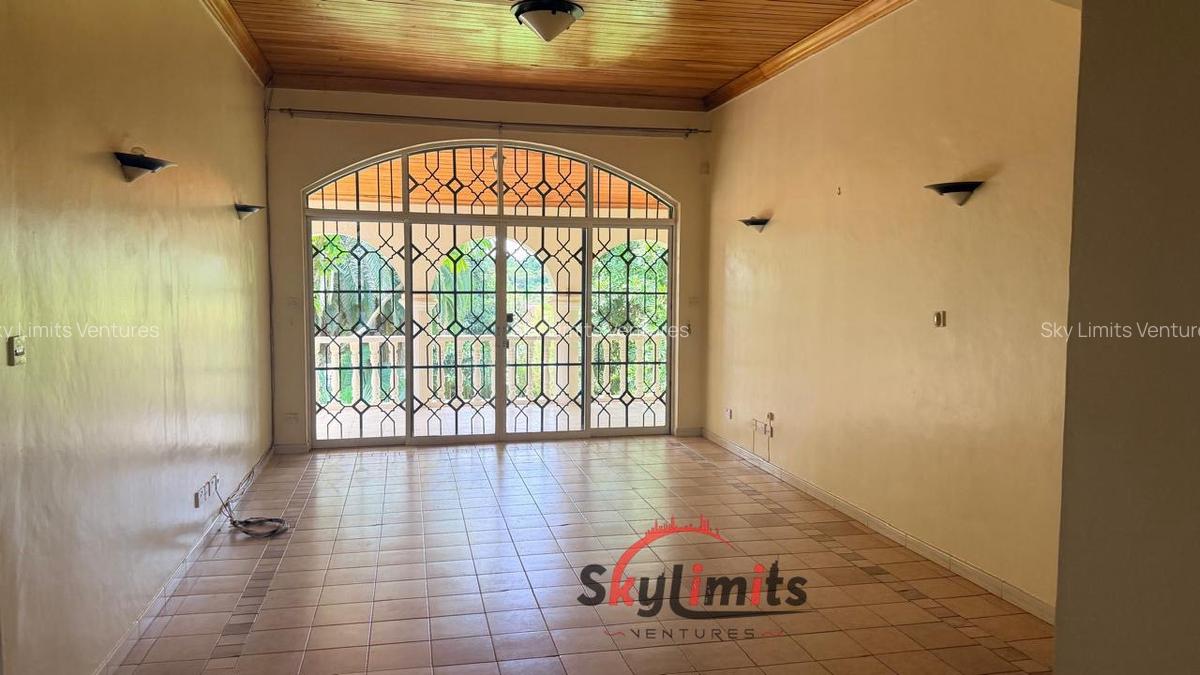 4 Bed House with En Suite in Hill View - 4