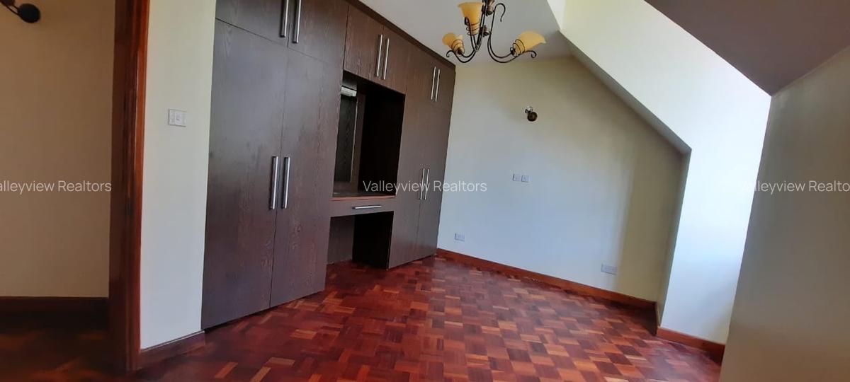 4 Bed Townhouse with En Suite at Lavington - 15