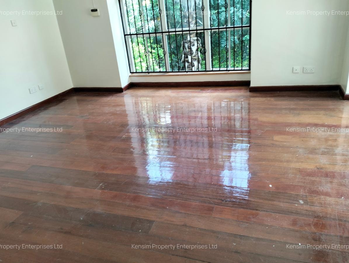 5 Bed Townhouse with En Suite in Brookside - 10