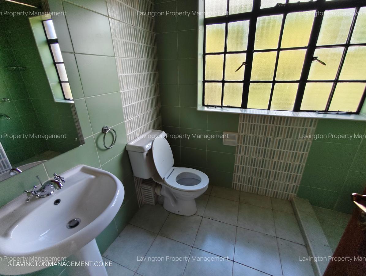 5 Bed House with En Suite at Lavington Green - 16