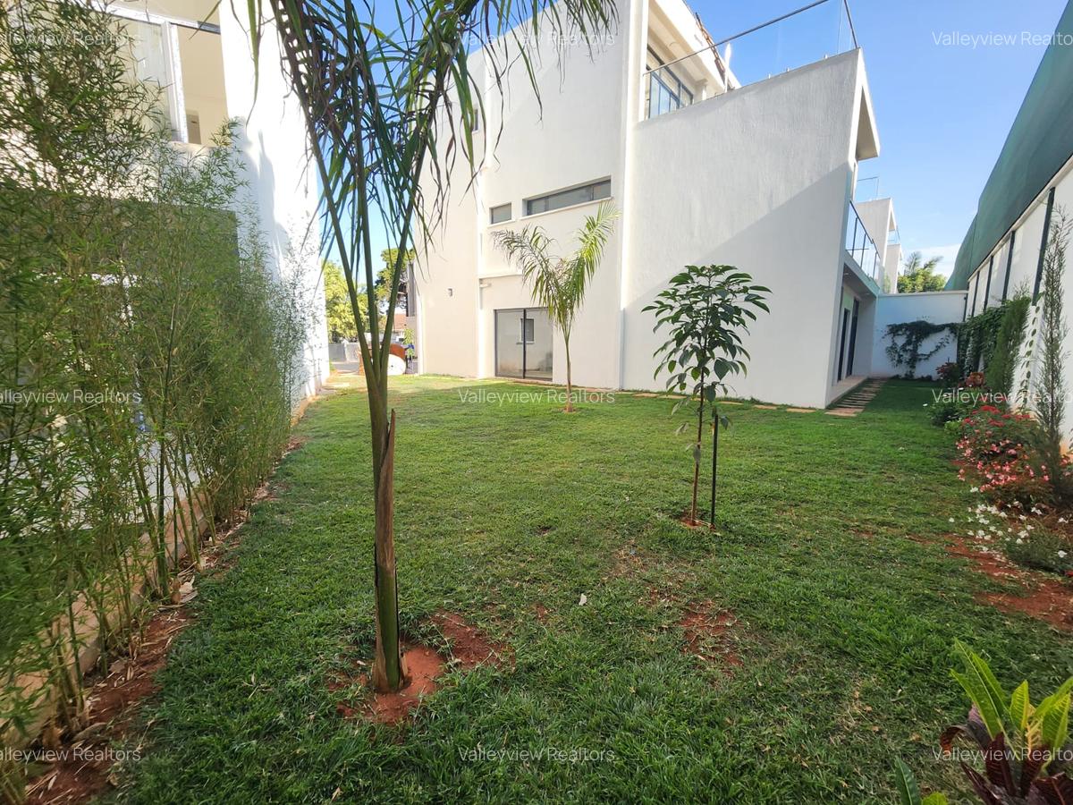 5 Bed Townhouse with En Suite at Lavington - 9