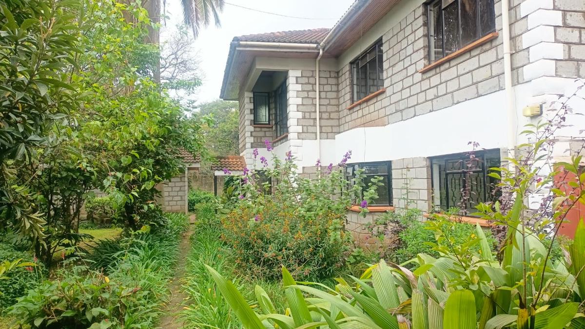 5 Bed House with En Suite in Lavington - 11